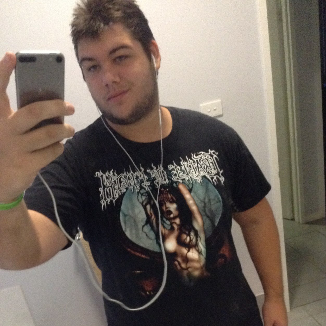 17, Aussie, Male, Metalhead and Gamer xD