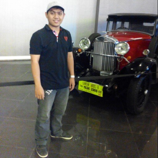 (Bio th 2012) Mahasiswa Teknik suka Musik | Rambut Hitam Lurus Bergelombang | Gigi Gingsul Kiri Atas | Berat 78kg | Tinggi 167cm | Muslim | Kulit Sawo Matang