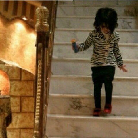 لا هو مهند ولا هو من اشكاله 
اللي تربوا تربية دين اليهـوديه 

 حبيبي لامن لبس ثوبه واعقاله 
 هيبه ملك من ملوك السعوديه