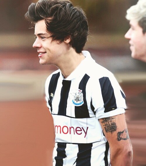 Free follow, courtesy of @NiamTomlinbum. Follow her back, ayee? She's got 1/5 and follows back all fangirls of any fandom. x