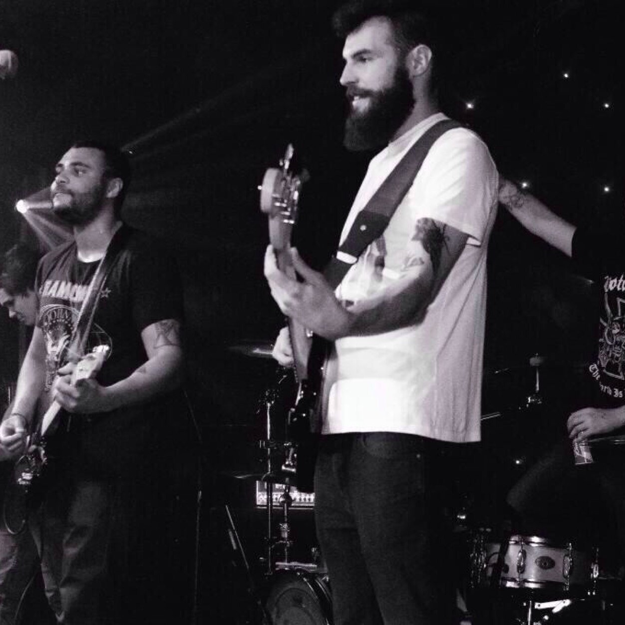 Singer in UK rock group @silverstory ... Brand new video here -https://t.co/ulof11LsB0 ... Listen to the entire album at https://t.co/CCaUfG4dZO