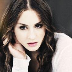 Inteligente, tiene una gran obsesión por ser perfecta y tiene un alto nivel económico. Mandona pero muy protectora de sus amigas: Aria, Hanna y Em BFF. Toby C ♥