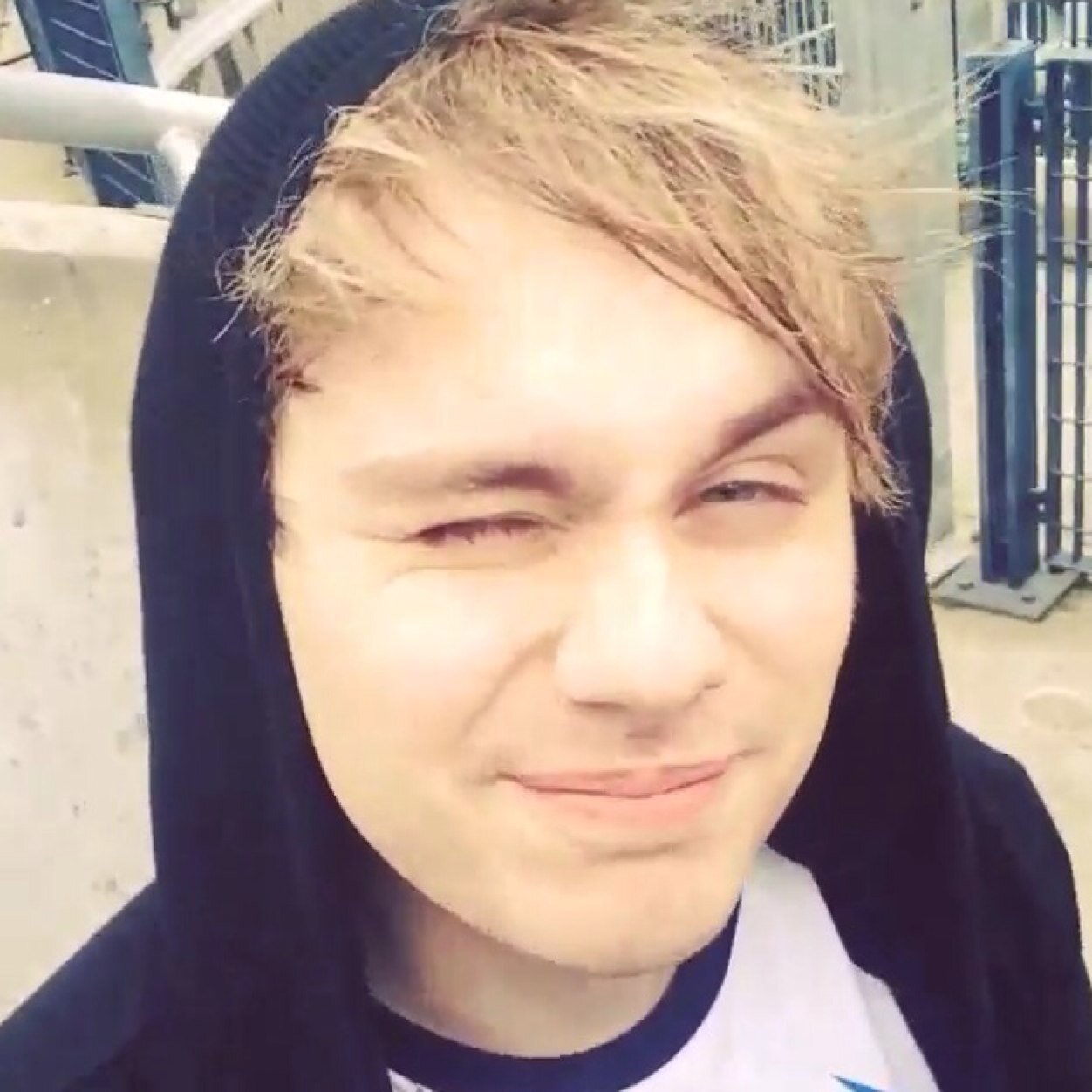follow @CLIFFOCONDASH please she gave you this free follow :-) also RT link? ily x