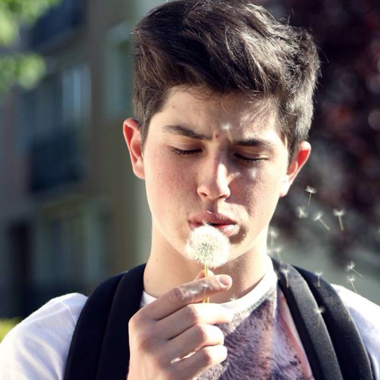 Je fume ma taff , tu peux me trouver dans un pull a capuche.
Snap : benjamin_bonin
