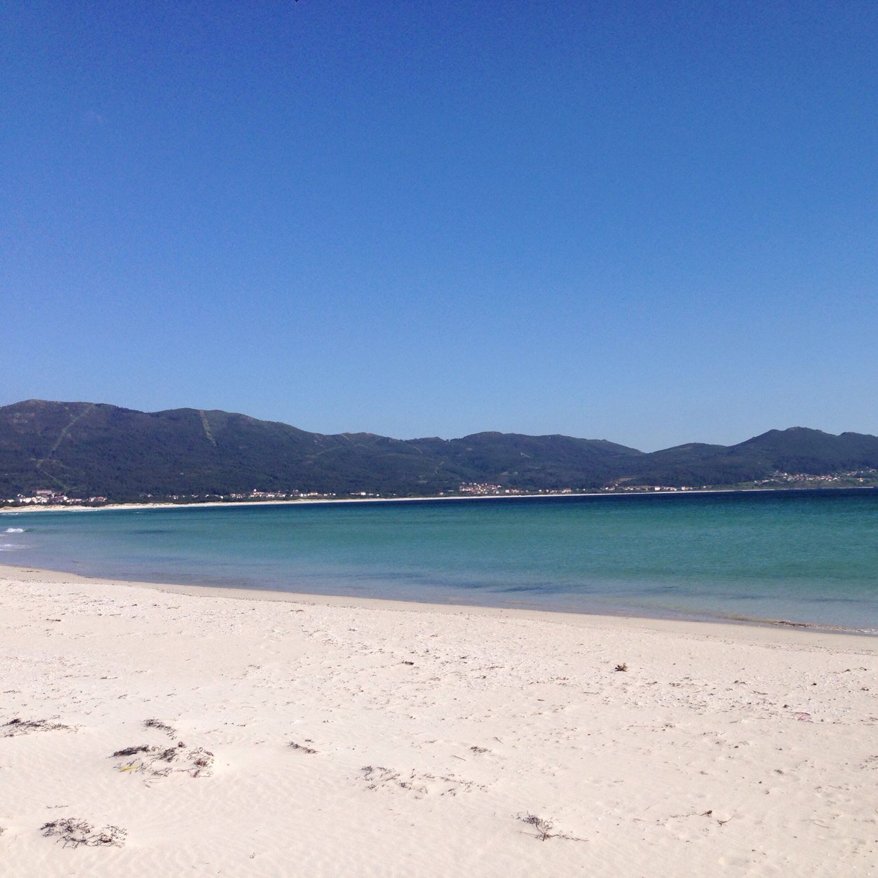 Convidámoste a deixar a praia máis limpa do que a atopaches. Pos o teu graniño de area?