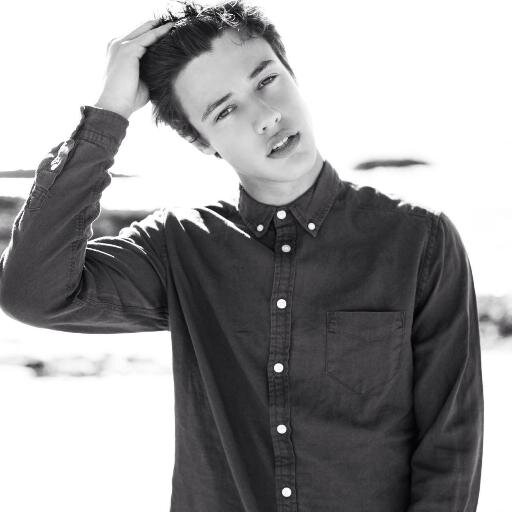 EVERYONE FOLLOW @cams_instahgram IN HER AMAZING ACCOUNT, C'MON MAGCON FAMILY. love u all. bc we're a family.
and families help each other.