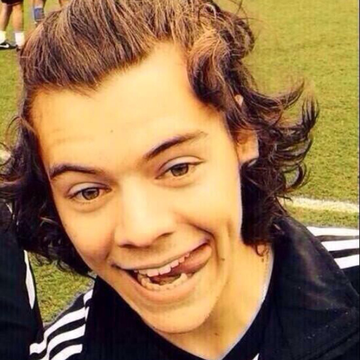 PLEASE FOLLOW @Nukes_Pringles INSTEAD OF THIS ACCOUNT AND FOR A FOLLOWBACK TWEET HER THE WORD 'Harry' ITS MORE CREATIVE