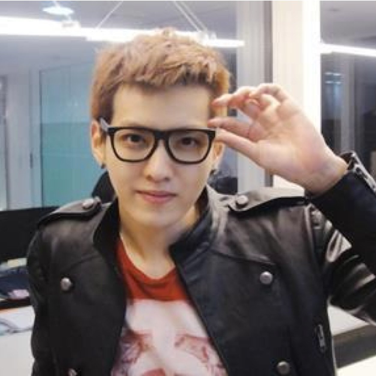 เมนเอ็กโซทั้งวงจะว่าบ้าก็ว่าบ้าจะว่าคลั่งก็ว่าคลั่งบ้ามากคลั่งมากและก็จนมากๆว่างก็ฟอลได้ไม่กัดไม่กินหรอกเนาะ!!!!!