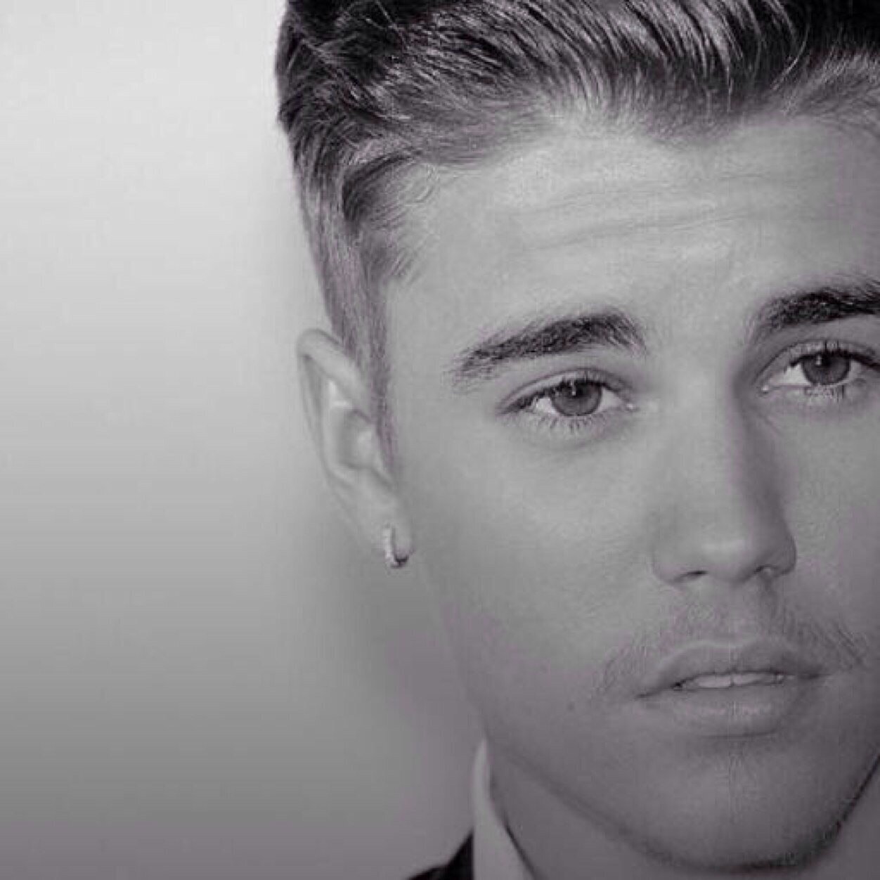 Sir_Bizzle_94's profile picture. Download @shots  ♛