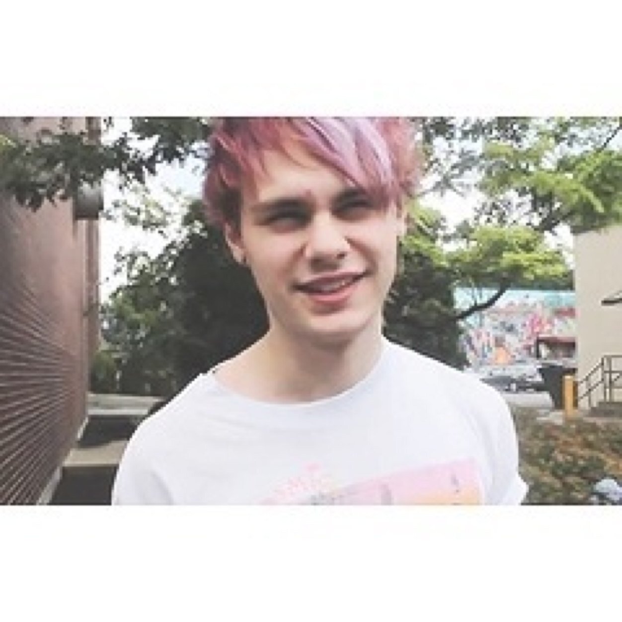 Hey follow @veggiecalum shes looking for new mutuals. (You can ask for help with muke/4 + band)