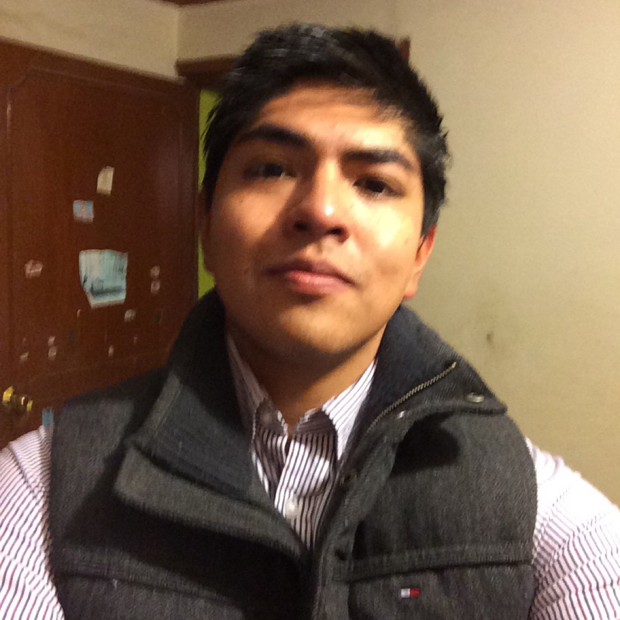 Fabian_MLeon's profile picture. Todos los dias la gente se arregla el cabello pero porq no el corazon? 3