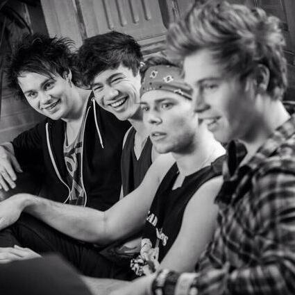 hii, could you please follow @mgcliffordfml and @xoclifford it would mean alot, thank you, ily :)