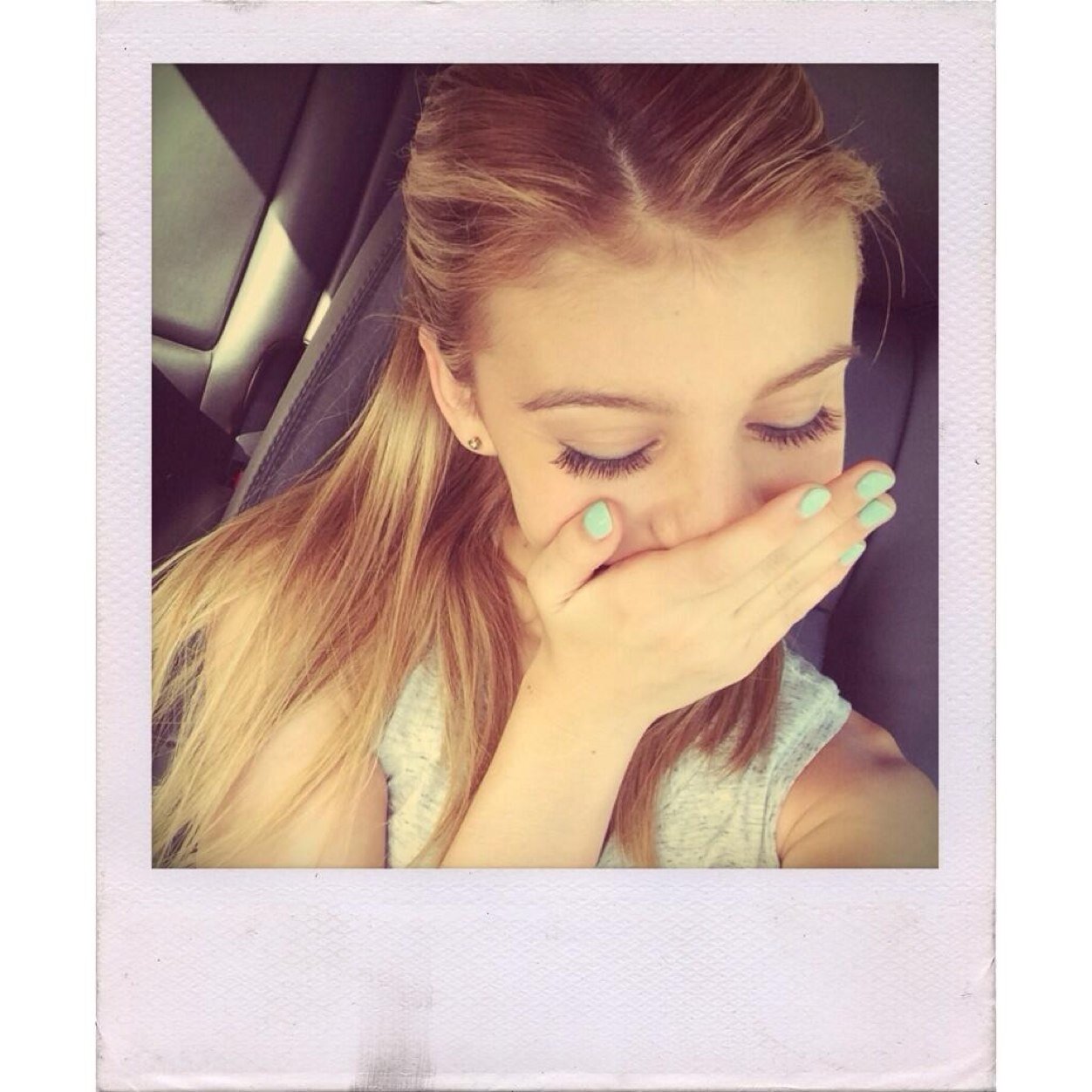 It's G Hannelius, call me G or Genners, i play Avery on DWAB! Singer, you can check out Moonlight and Stay Away now! Single (not the real G shes @G_Hannelius)