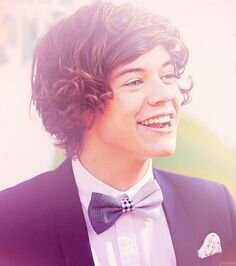 Just a girl who loves 1d! and carotts! i just saw Kevin! Gave Liam a spoon xox