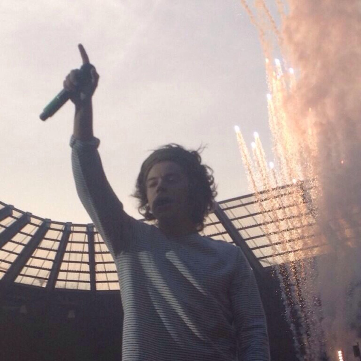 Go follow @lighteyedniall and retweet \/