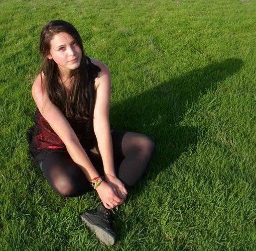 Soñadora y fantasiosa, pero con los pies en la tierra cuando la situación lo requiere, o mejor... Cuando lo merece.             #Rockaholic #FútbolLover