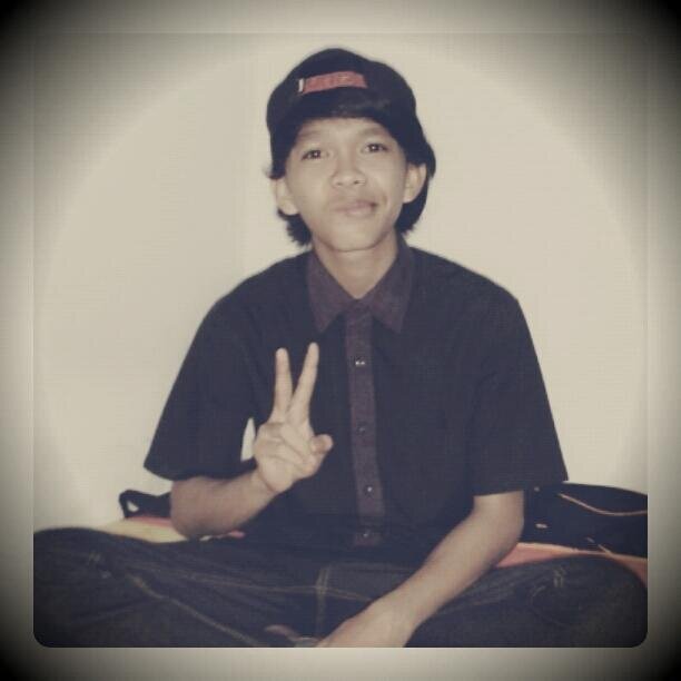 Pertahankan yg membuat kita bahagia, tinggalkan yg buat kita sakit hati...simple :)