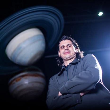 Mestre e Doutor História da Astronomia, professor, divulgador e pesquisador, profissional em Planetários e Observatórios há mais de 20 anos