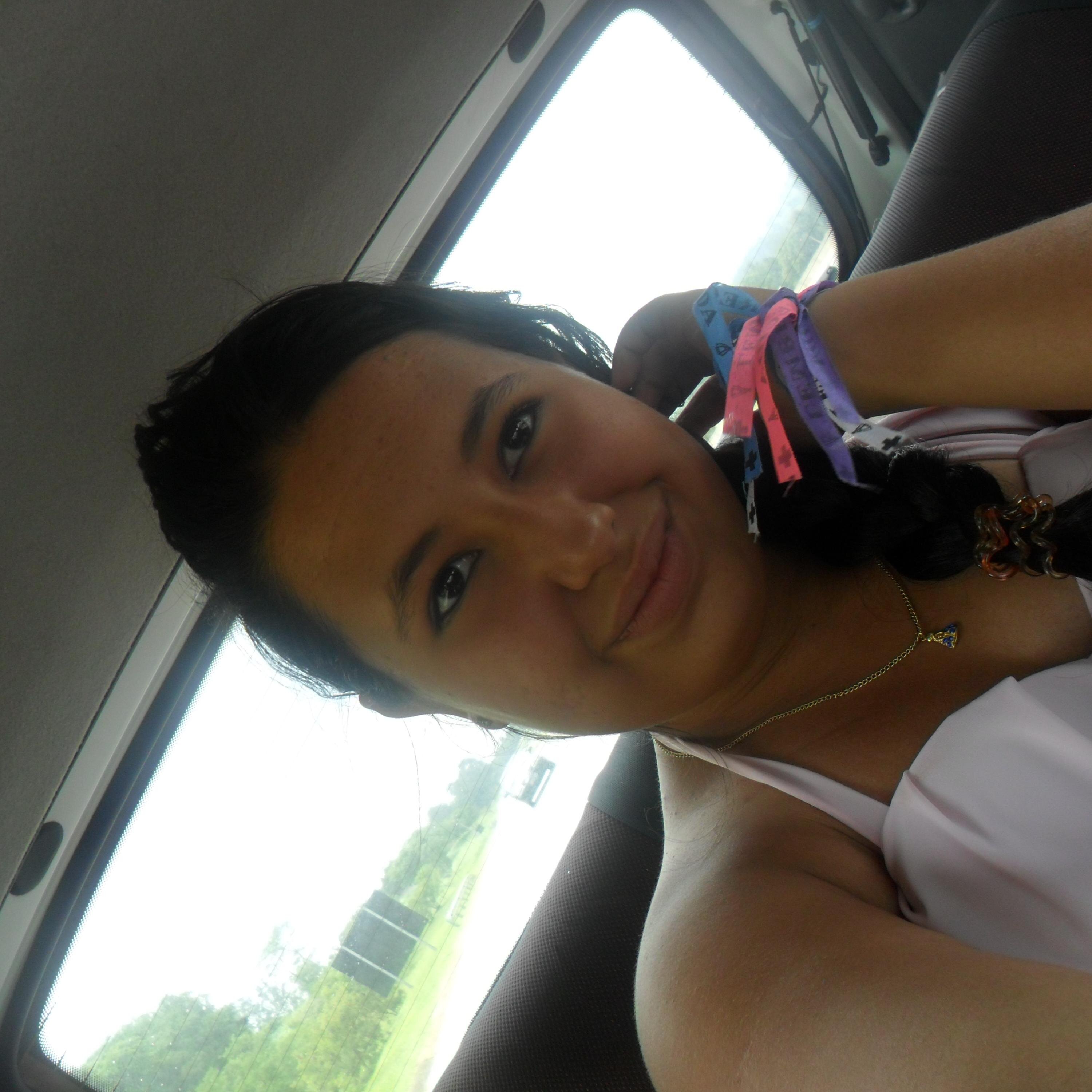sou a garota que sonha e que vive desse sonhos...
a garota que amo e sonha em ser amada...