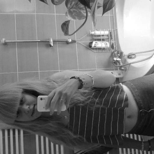 comeonmylove's profile picture. Nolwenn | 18 ans | Shy | Love never dies |  ✌️♀