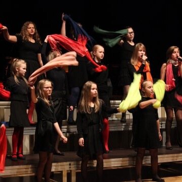 Ventspils Mūzikas skolas bērnu koris Nošu Planētas.                                 Mums patīk dziedāt, spēlēt, uzstāties un... dažreiz arī blēņoties. :)