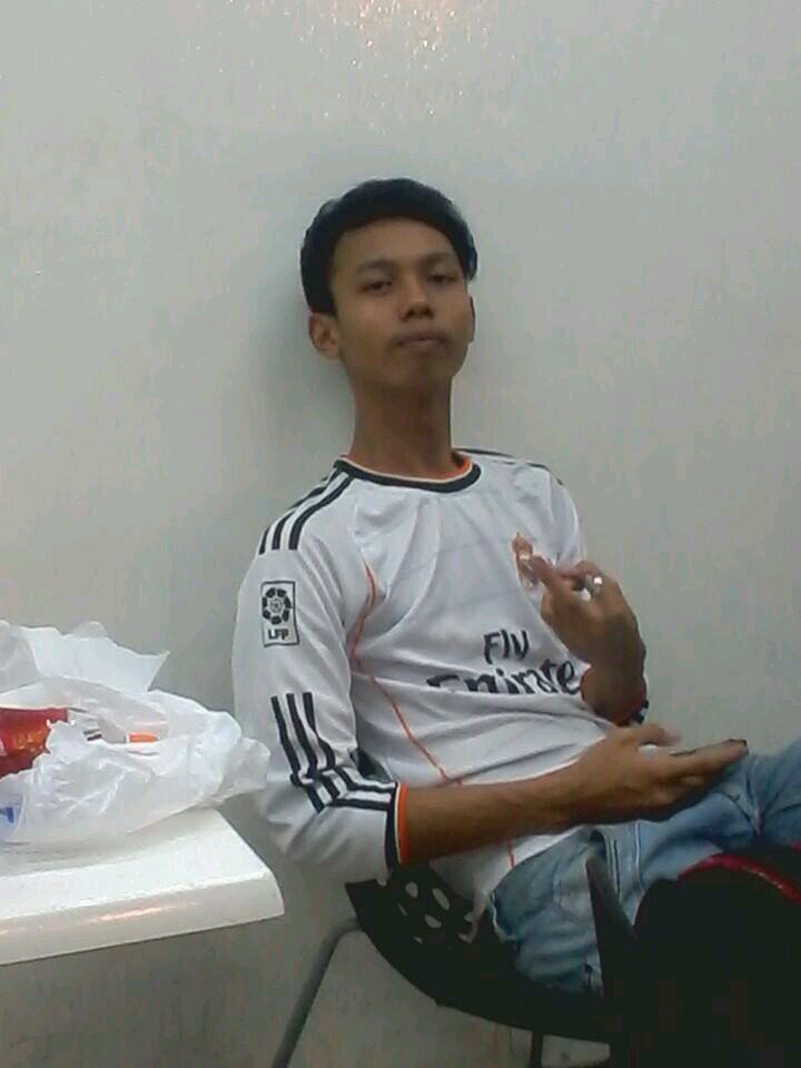Hidup itu gak usah di bawa rumit, jalanin aja apa adanya, jangan ada apanya__