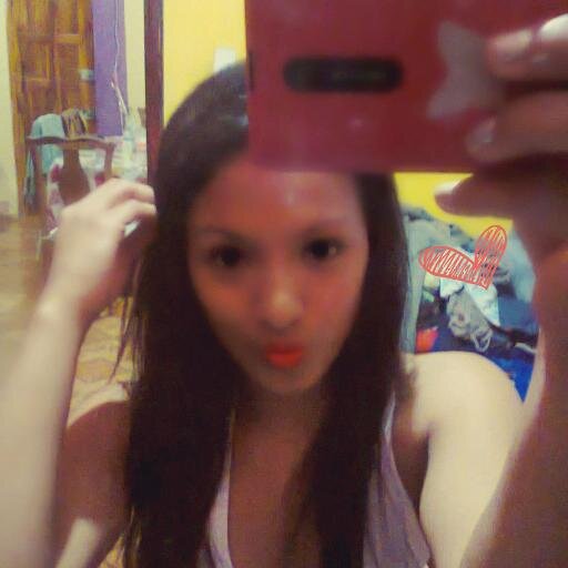 loka..rara,y un poko bipolar..amoooo a one direccion ..y feliz de ser lo ke soy.....jajjaja...:*:*