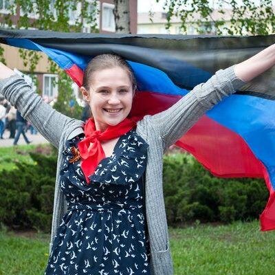 Родилась в прекрасном городе. Мне нравится обмениваться мыслями. Стараюсь жить естественно. Как человек я общительная.