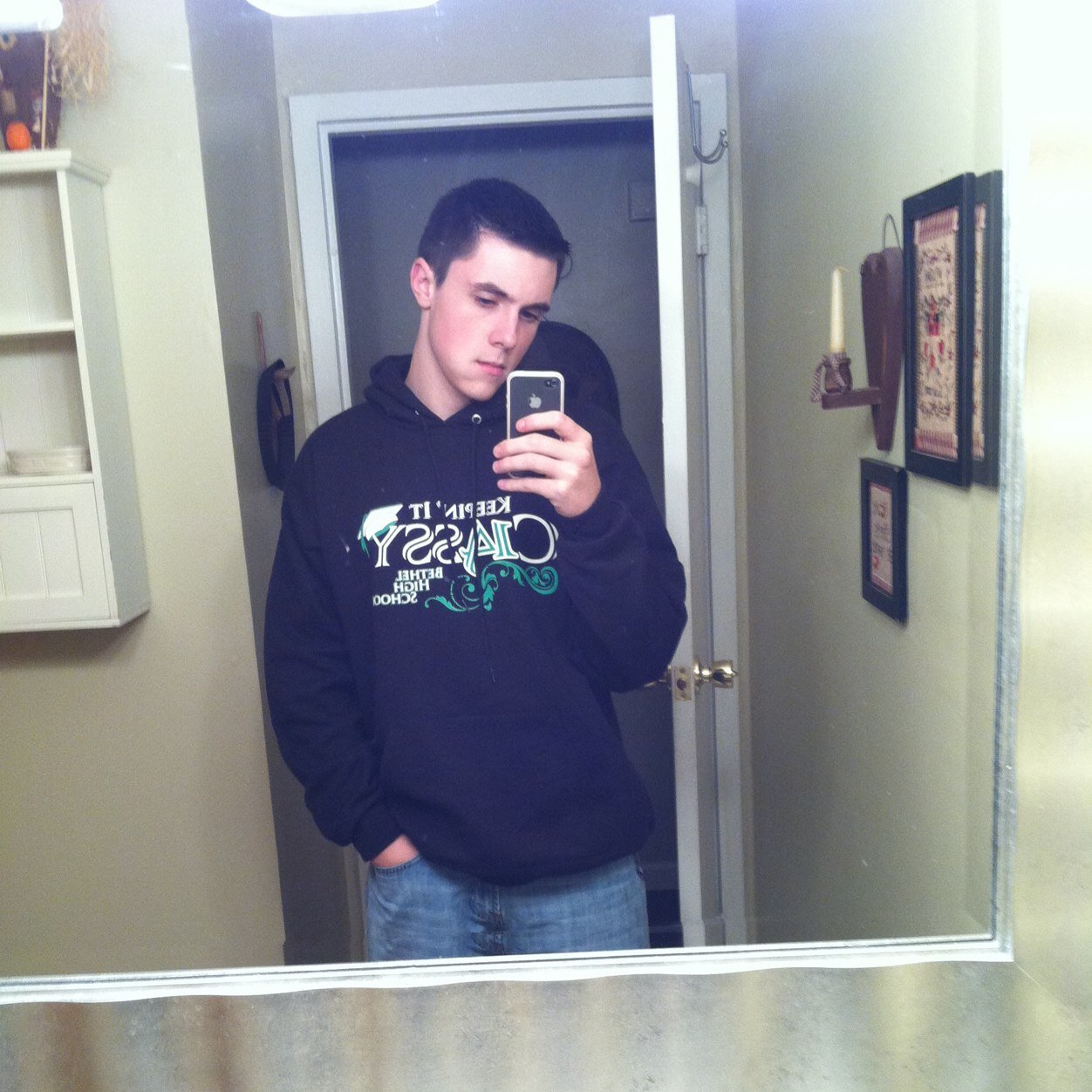 Im 19. I love to hunt and just be outdoors. Follow me :)