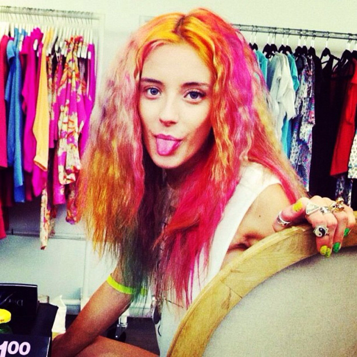 I like alot of animals. I love color and j'adore mon amie. I have like zero now so