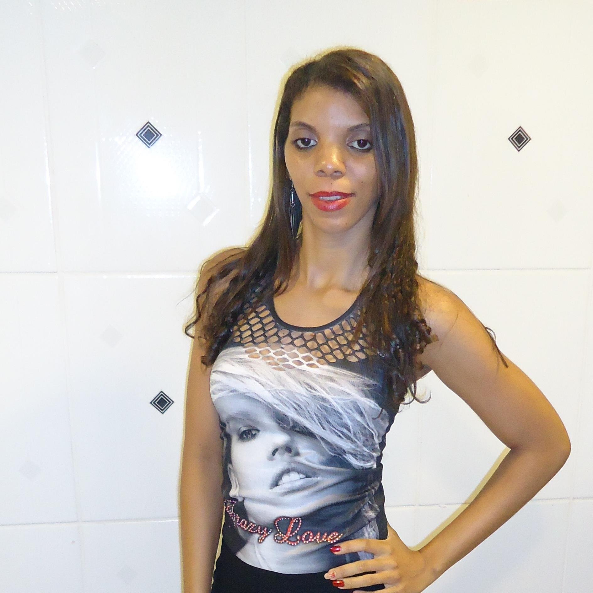 Oi meu nome é Loyane moro em mato grosso, adoro sair com os amigos e amo dançar.