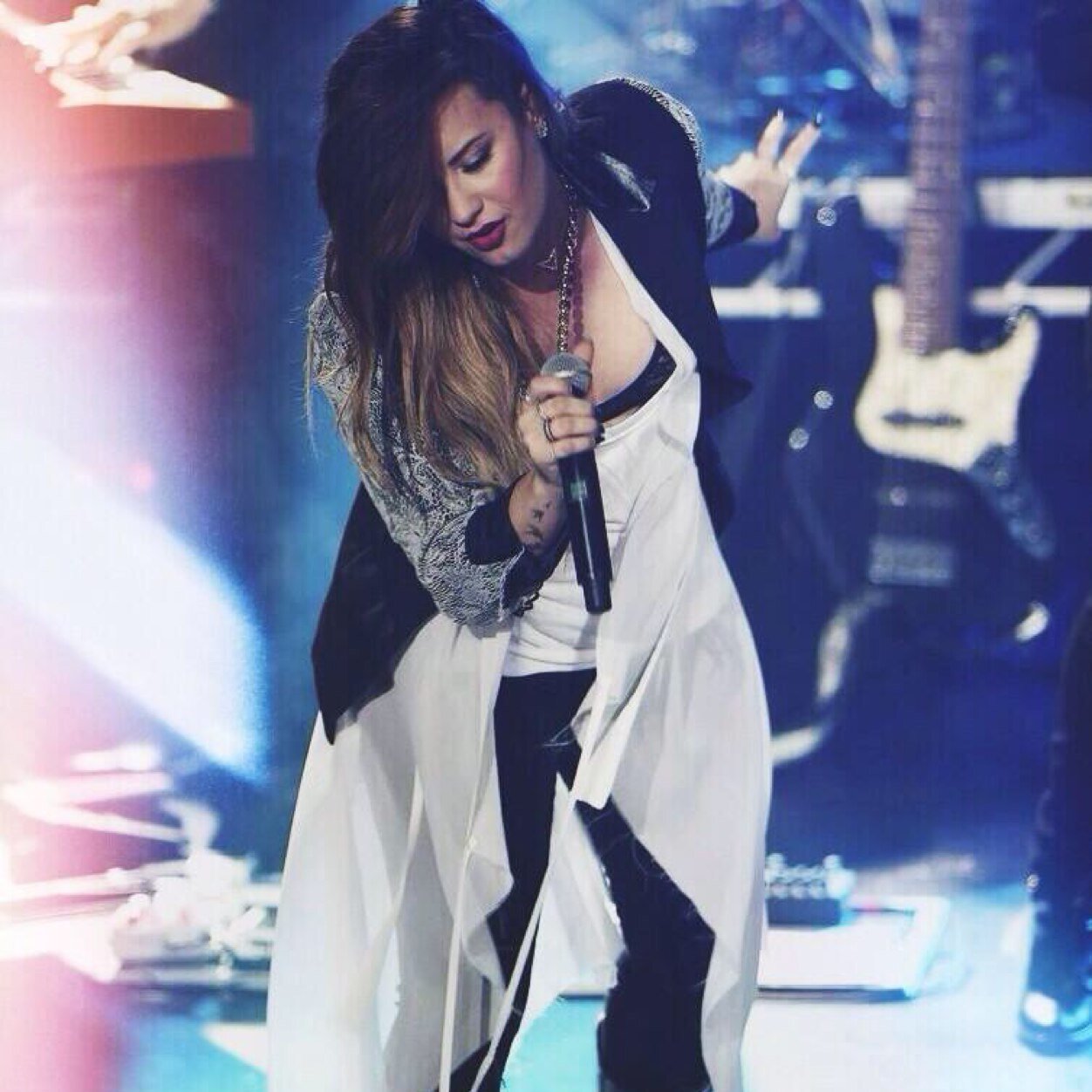 Staying strong // #lovatic // I like books