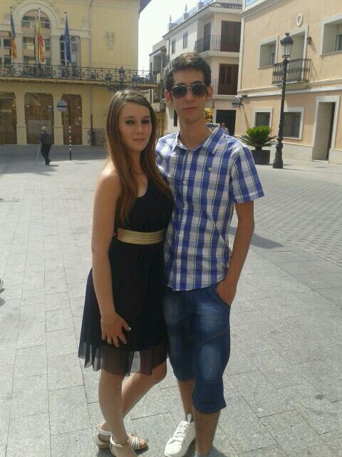 una chica normal pero enamoradaaa de el .......mi vidaa siempre sera la suyaa! adrian diaz te amoo mi vidaaa