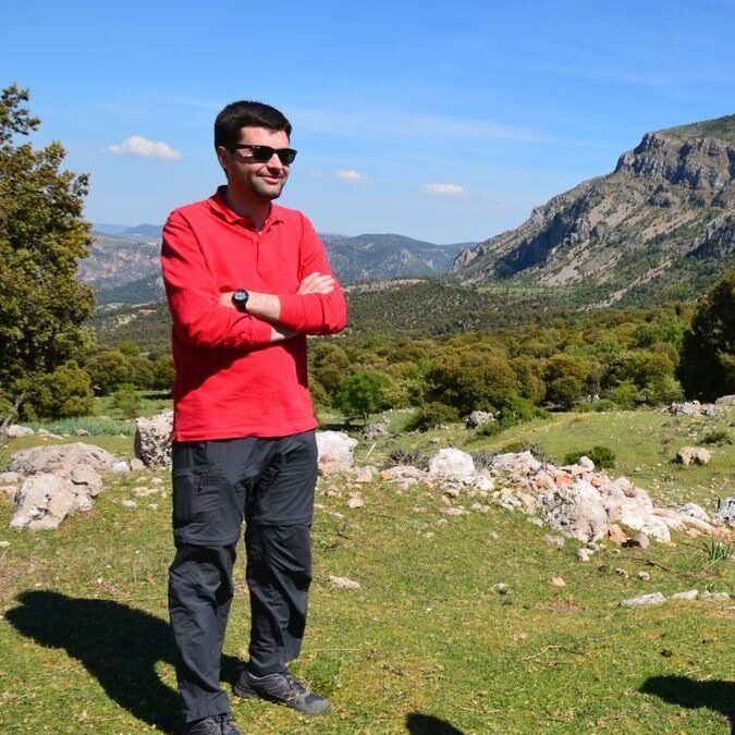 La Historia es el laboratorio del futuro. Historiador. Campo y papeles viejos.