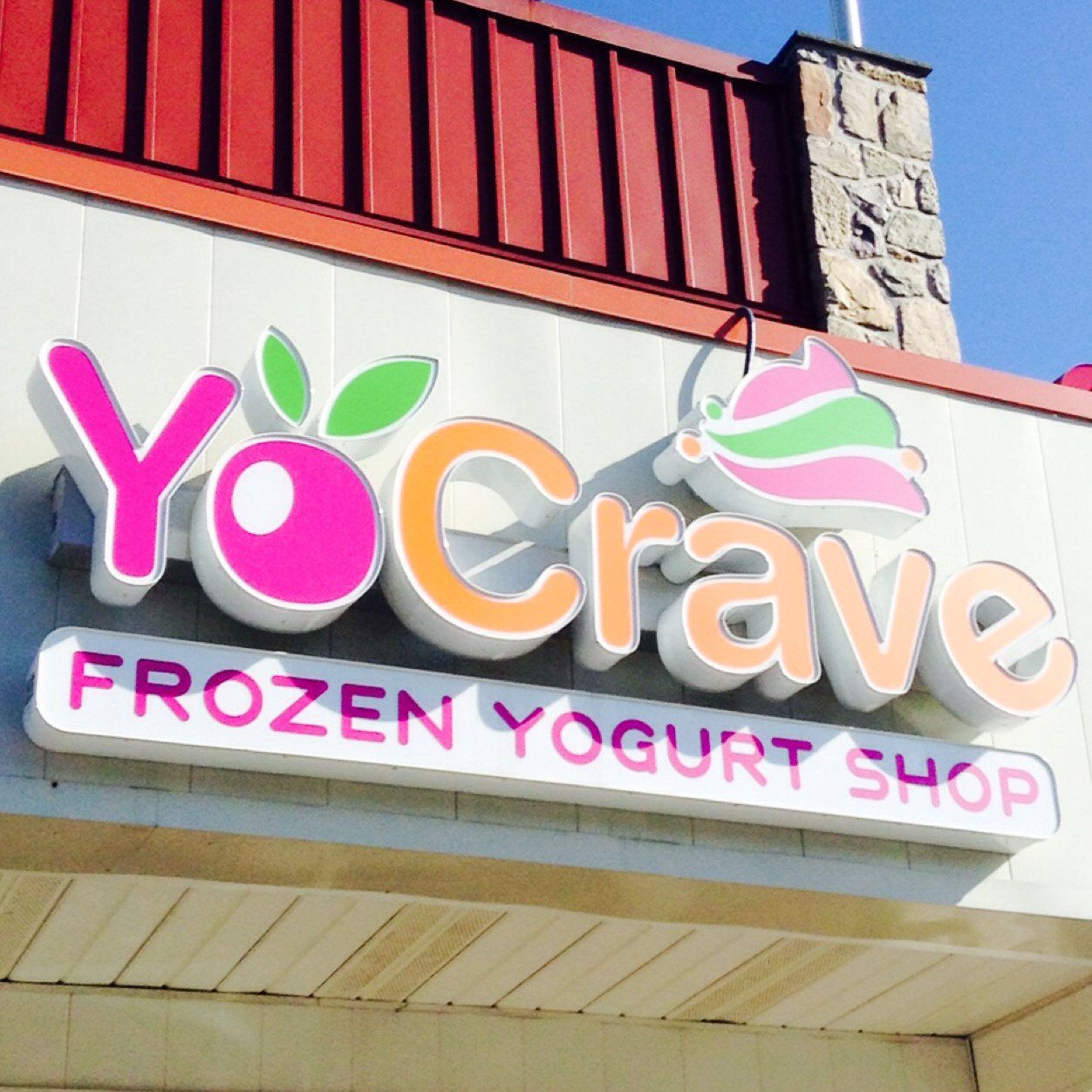 Serving froyo & other frozen treats, including ice cream cakes and fruit