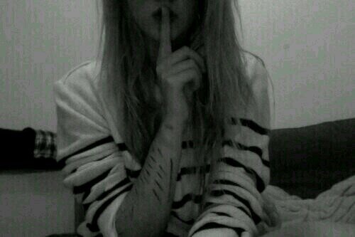 suicide61's profile picture. Sola desde el 99. Llorando en silencio. Las cuchillas mis unicas amigas.