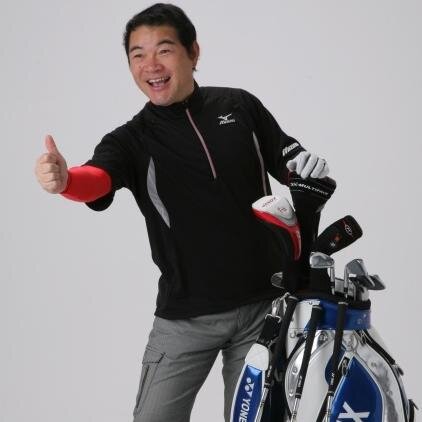(公社)日本プロゴルフ協会PGAティーチングプロ。これまで3,000人以上のゴルファーを指導。元高校数学講師。コーチングの教育講演会も行う。苫米地インスティテュート認定パフォーマンス・エンハンスメント・コーチ 大分県出身