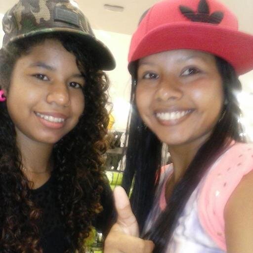 sou uma menina mega ,carinho , amigona, sempre engraçada.**