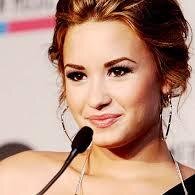 eu sou lovatic sou estrovertida -garotas podem parecer frageis mas não são bobas. hoje ela chora amanhã ela se vinga