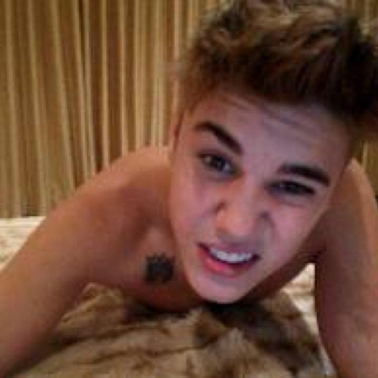 ●Belieber ● Directioner ●Mahomie Just tweeting random stuff. Follow & we'll follow back!