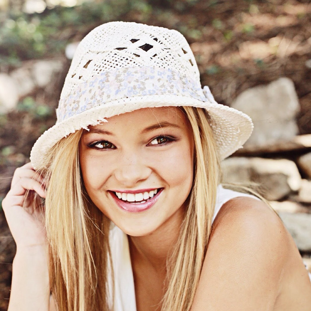 Hi guys im olivia holt but you can call me carro as well cause i can transform into her #Single #Crossover #SonicRp
