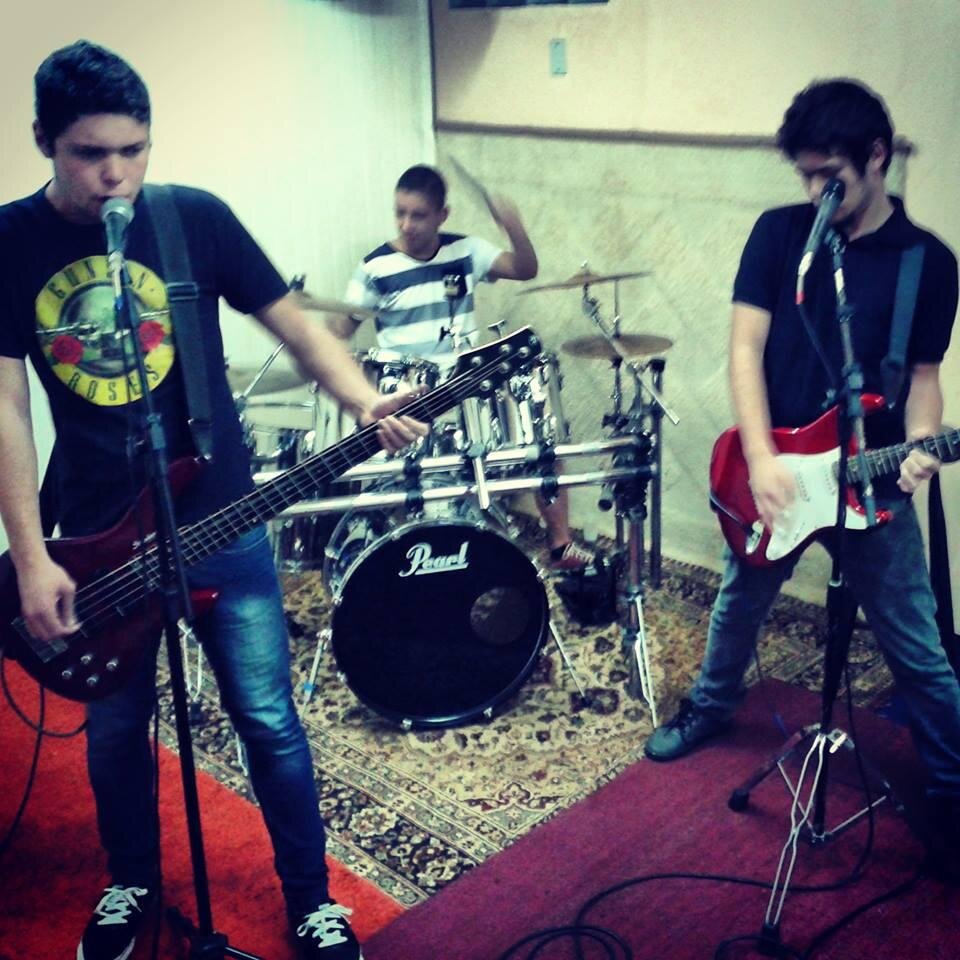 http://t.co/asisKO4pil    Conheçam a banda e curtam nossa página!!!