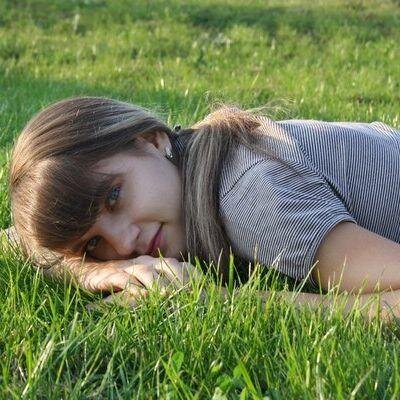 Вот такая. Люблю обсуждать разные новости. Я общительная как человек. Стараюсь общаться оптимистично.