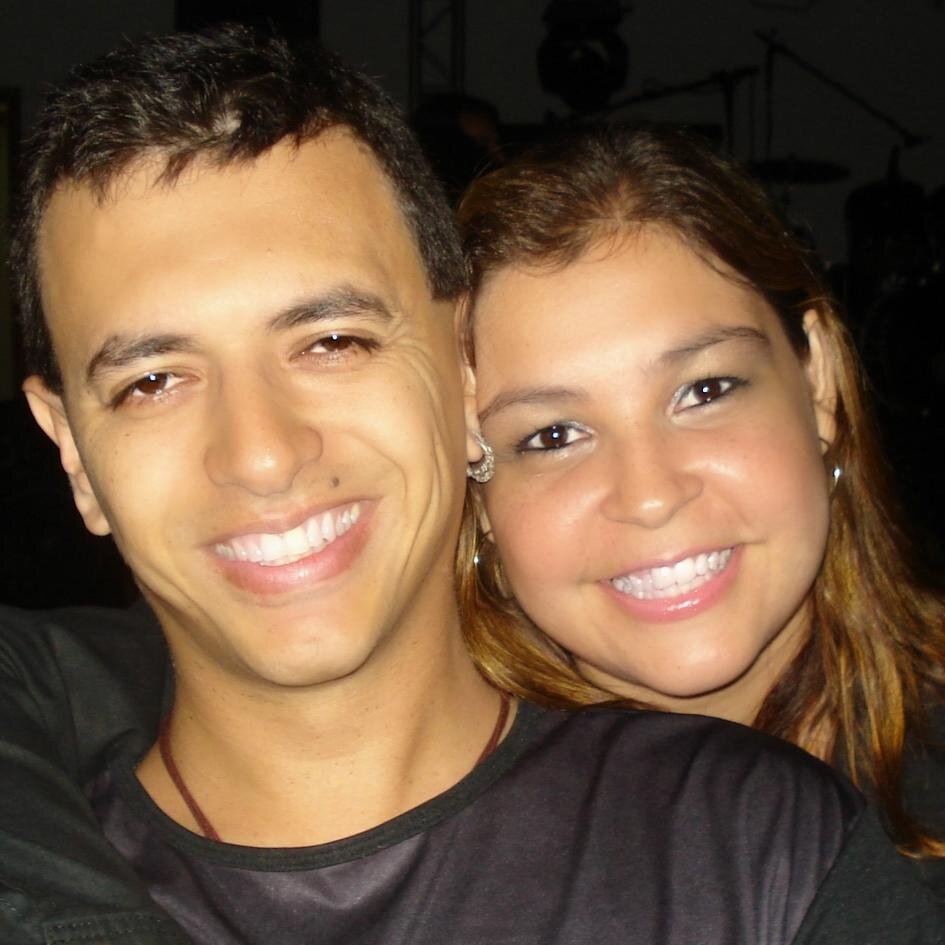29 anos, casada, formada em Comunicação, Especialista em Marketing. Graduanda em Letras - Português/Espanhol. Atualmente atuo como professora. Amo estudar!
