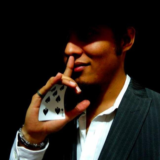 Tramposo profesional, mentiroso honesto, cardshark, fotógrafo amateur, escritor, programador y amante de la belleza de lo simple.