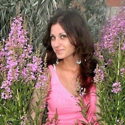 Стараюсь общаться оптимистично. Люблю обсуждать разные новости. Я общительная как человек.