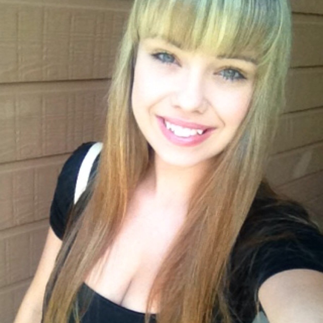 The names Jessica.
Birthday March 28 
Oregon
Wanna know more? 
Askk;;.