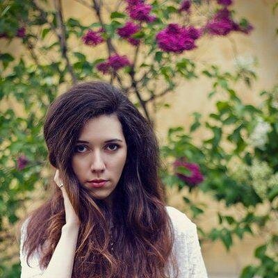 Приветствую. Люблю обсуждать разные новости. Стараюсь общаться оптимистично. Я общительная как человек.