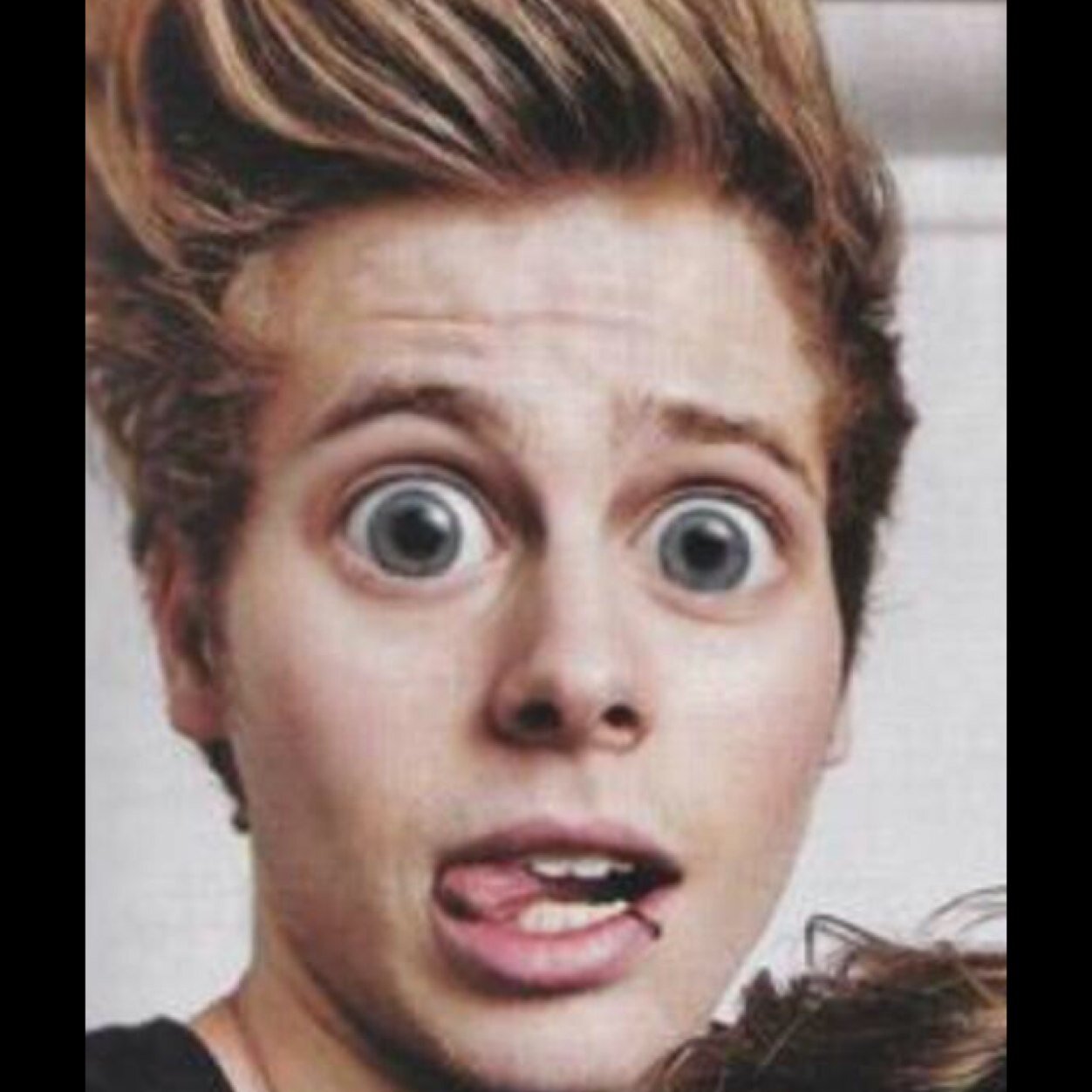 follow @hannah_tamplin for a dm to @luke5sos @calum5sos and @5sos xx