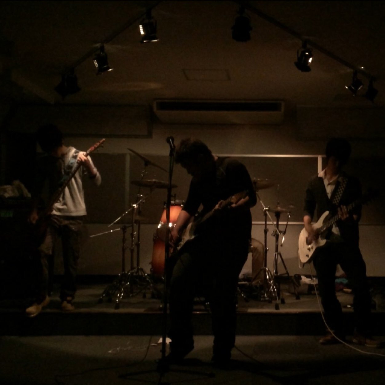 backflows1's profile picture. 京都で活動している四人組バンドです！！